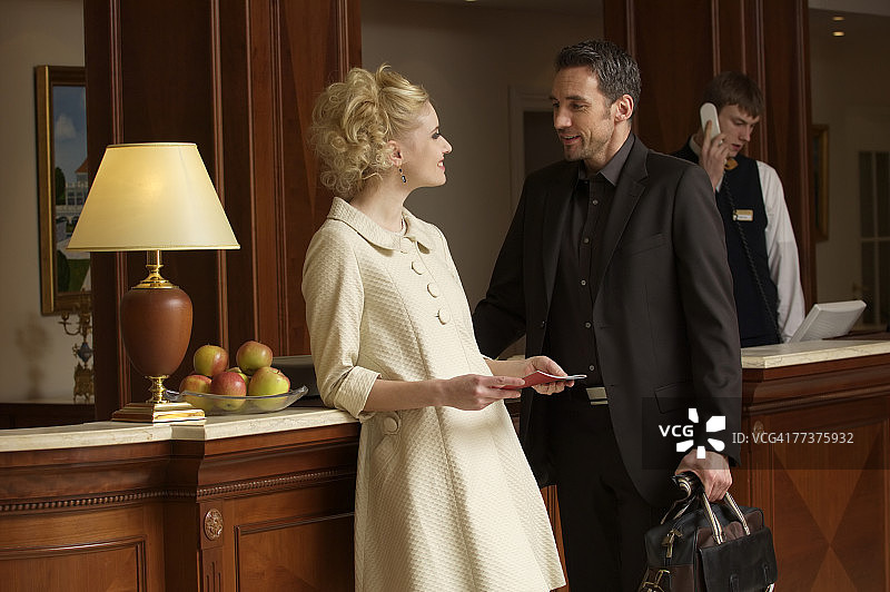 情侣站在酒店前台图片素材