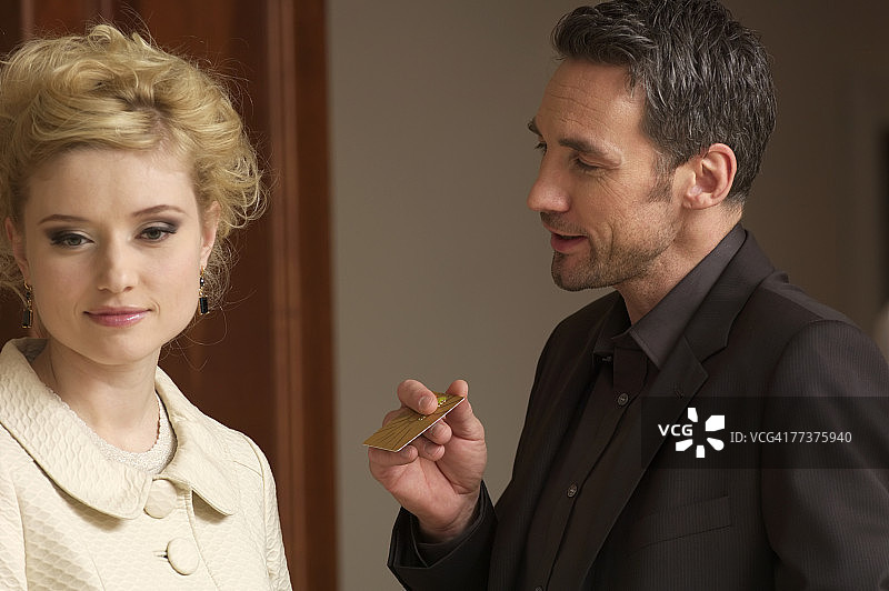盛装夫妇与持信用卡的男人图片素材