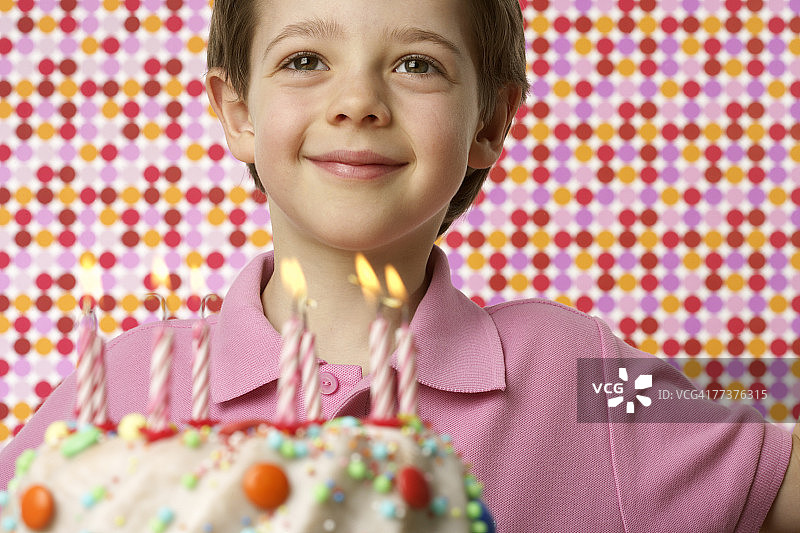 拿着生日蛋糕的男孩图片素材