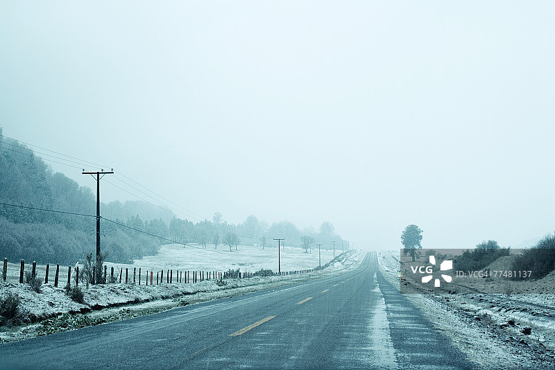 穿过雪景的道路图片素材
