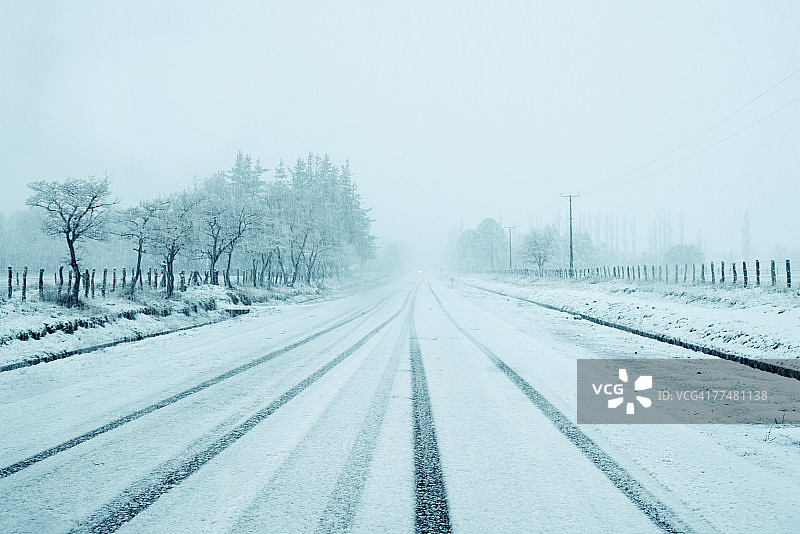 穿过雪景的道路图片素材