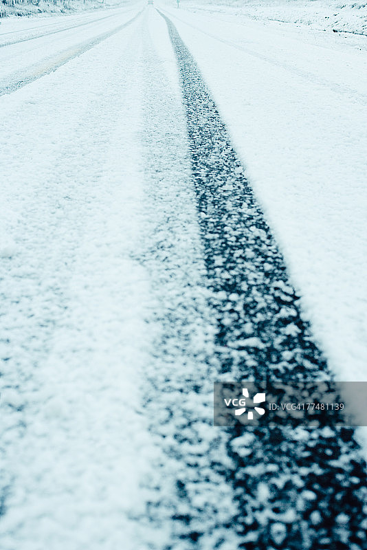 覆盖白雪的沥青路图片素材