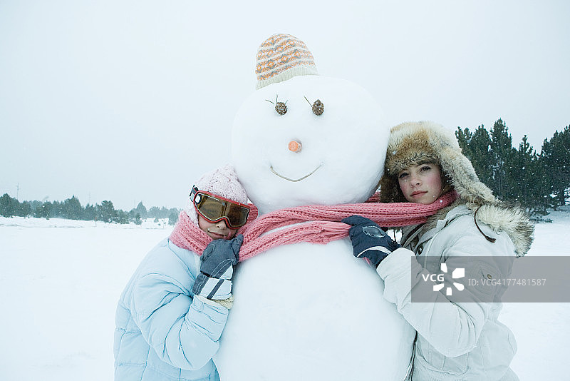 两个朋友拥抱雪人图片素材