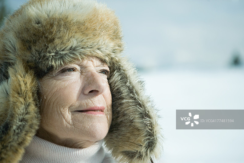 雪景中的年长女人图片素材