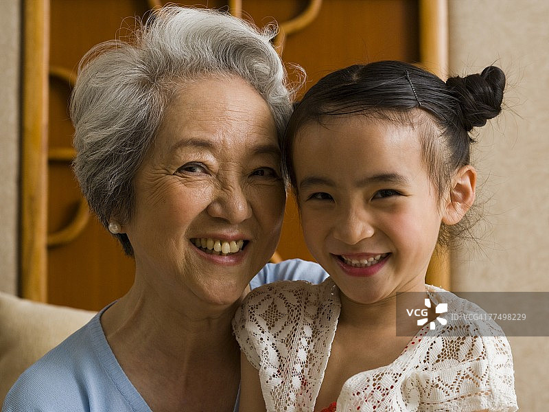 奶奶和孙女微笑图片素材