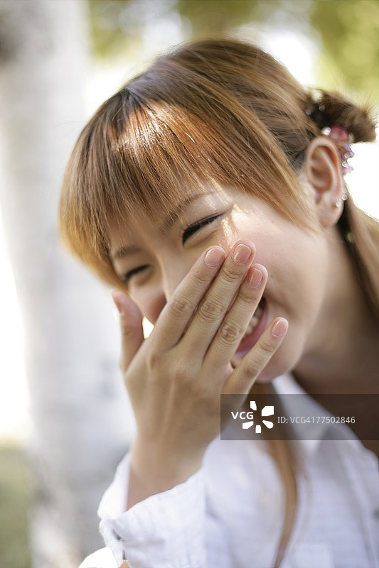 开怀大笑的年轻女人图片素材