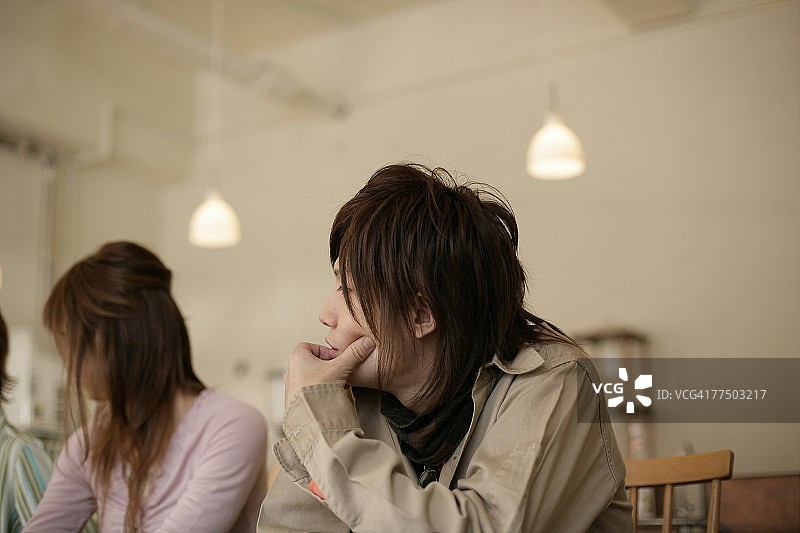 在房间里的年轻女人们图片素材