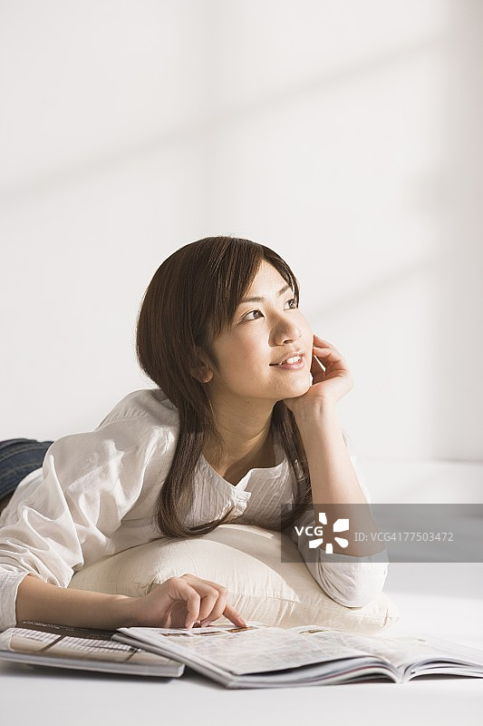 阅读杂志的女人图片素材
