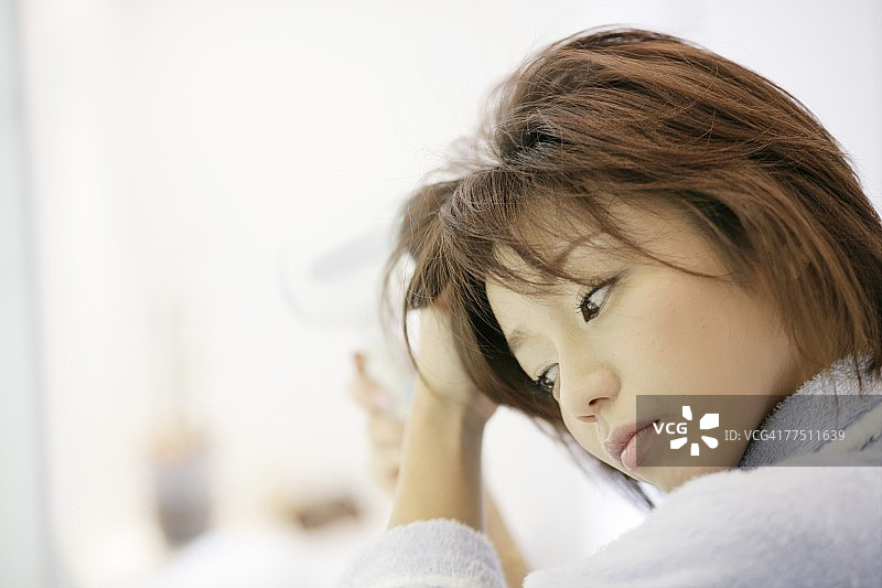 吹干头发的女孩图片素材