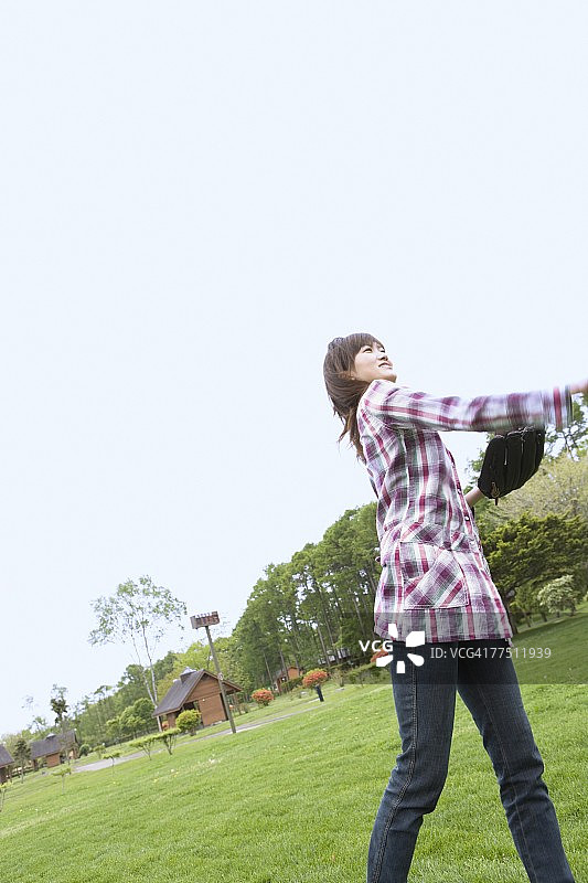 年轻女人扔球图片素材