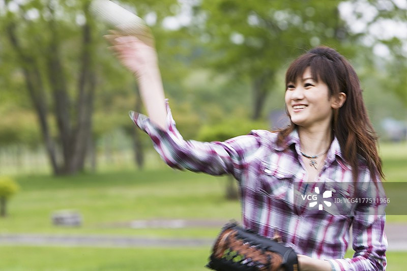 年轻女人玩接球游戏图片素材