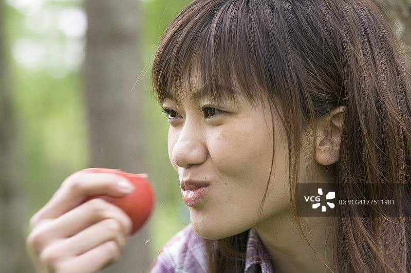 吃西红柿的女人图片素材