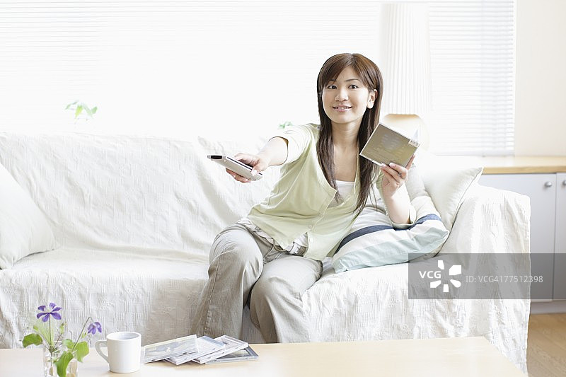 女人坐在沙发上图片素材