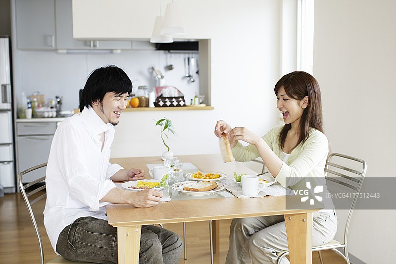 情侣享用早餐图片素材
