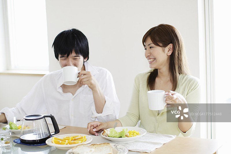情侣享用早餐图片素材