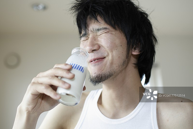 男人在喝牛奶图片素材