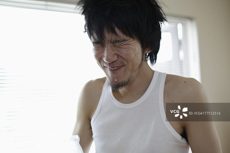 男人在喝牛奶图片素材