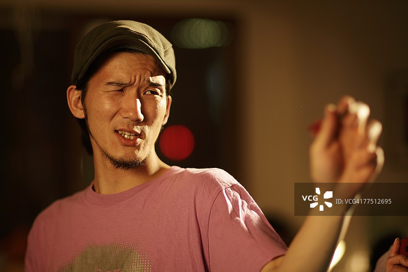 男人掷飞镖图片素材