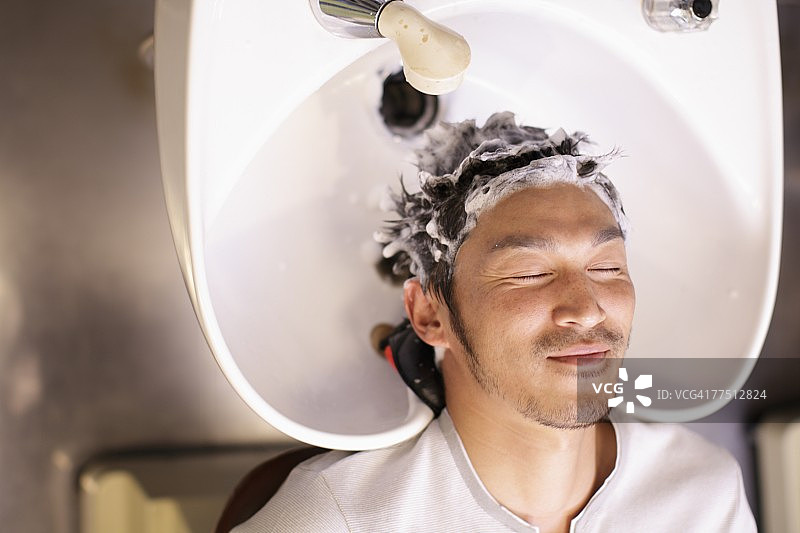 男人在洗头图片素材