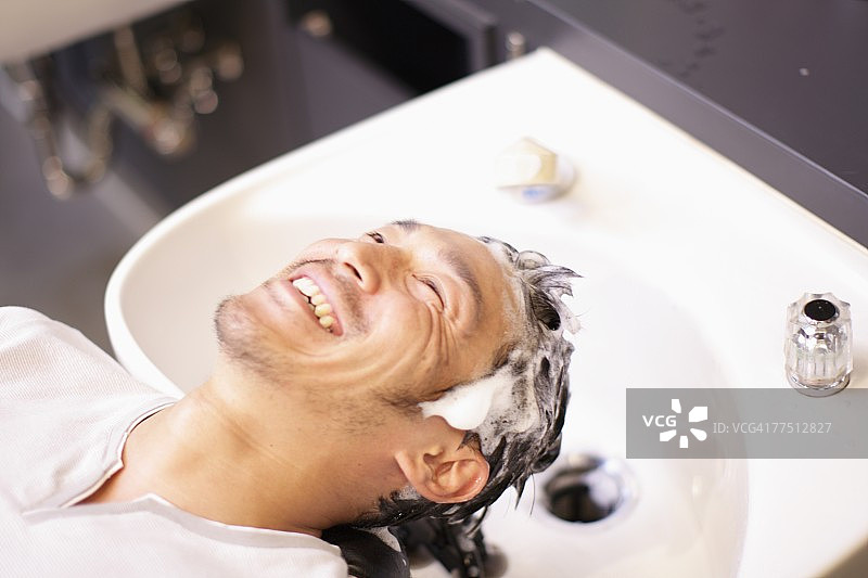 男人在洗头图片素材