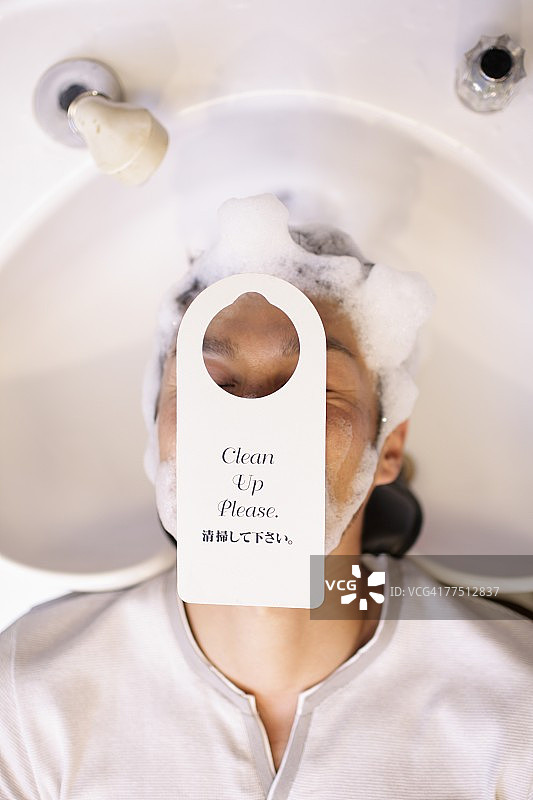 男人在洗头图片素材