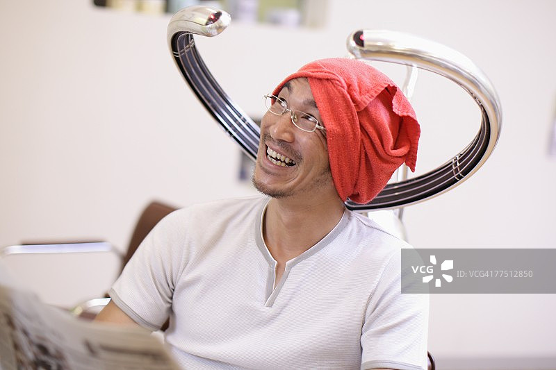 头上搭着毛巾的微笑男人图片素材