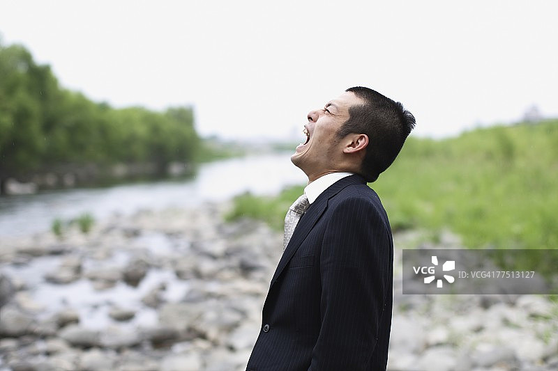 在河岸边呼喊的商人图片素材