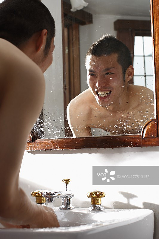 男子早上准备中图片素材