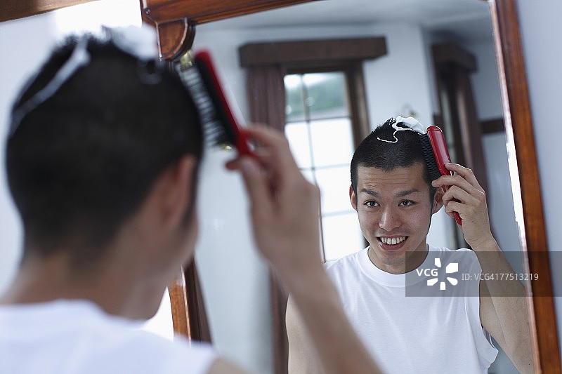 男人刷头发图片素材