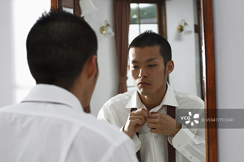 男人扣衬衫图片素材