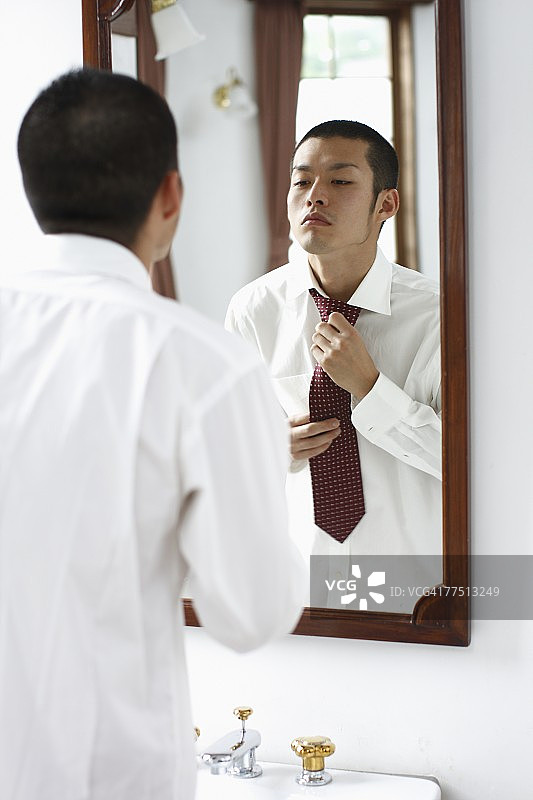 男人正在整理领带图片素材