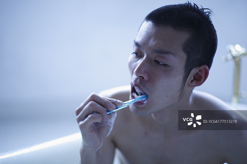 男人在浴缸里刷牙图片素材