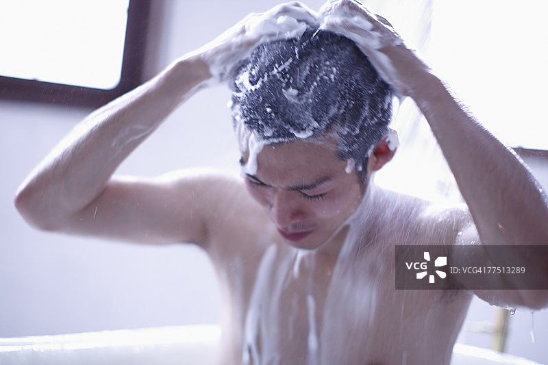 男人在淋浴时洗头图片素材