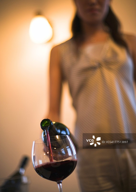 女人倒红酒图片素材