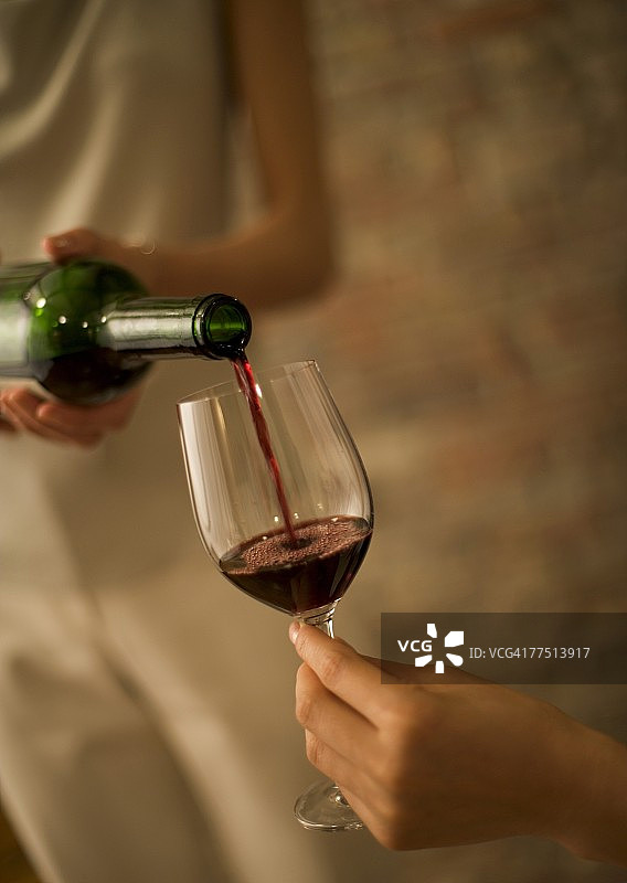 女人倒红酒图片素材