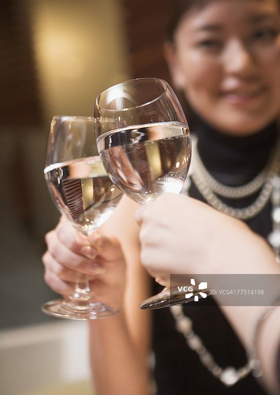 举杯品葡萄酒图片素材