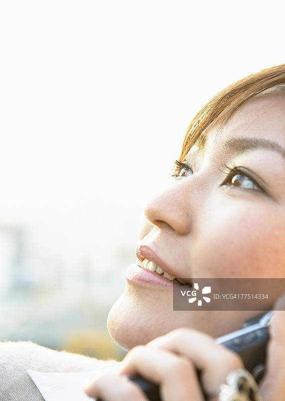 女人正在用手机通话图片素材