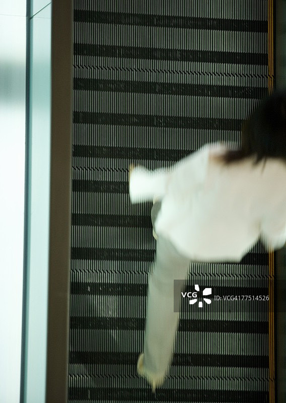 自动人行道和女人图片素材