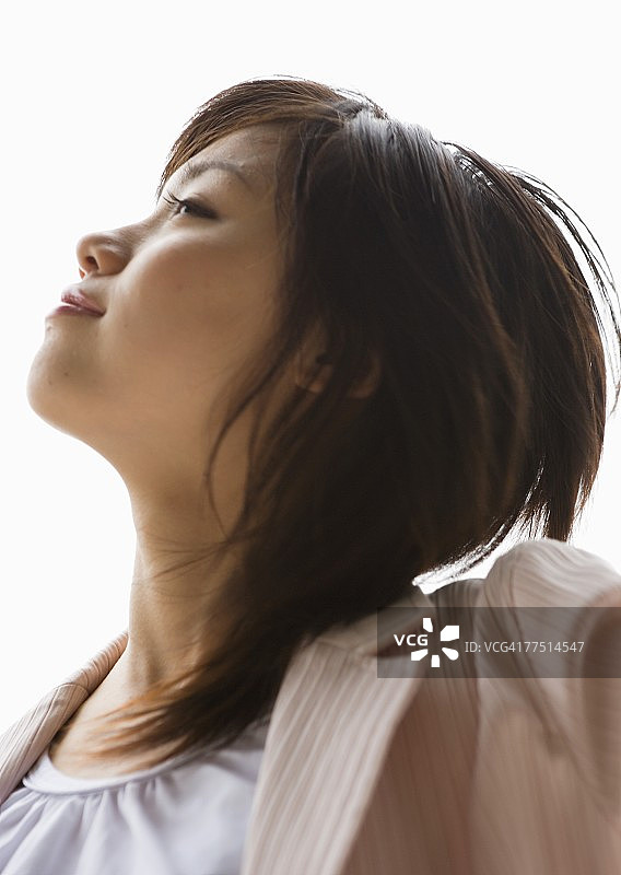 年轻女人的侧视图图片素材