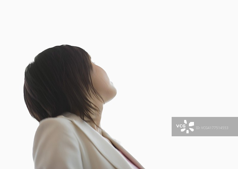 年轻女子抬起头图片素材