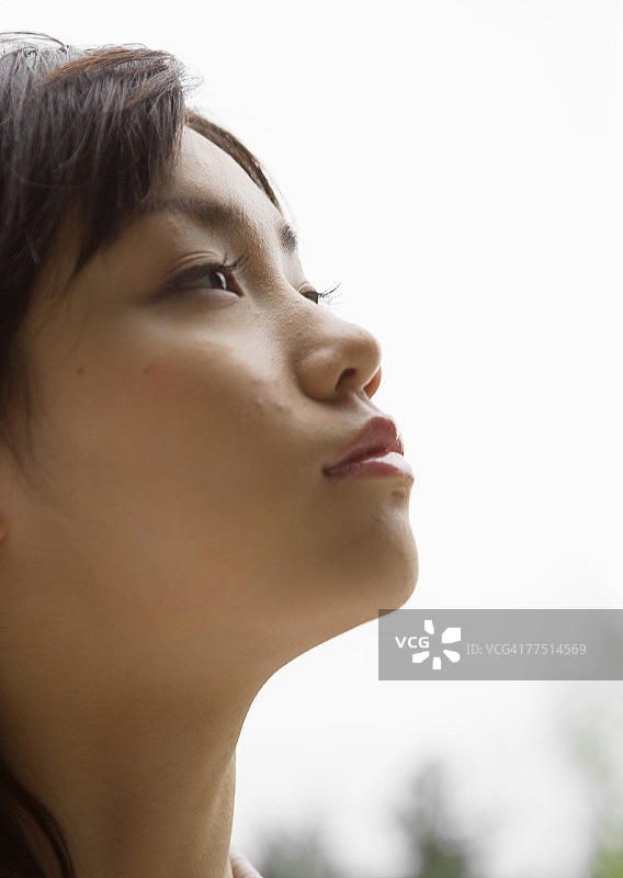 年轻女人的侧视图图片素材