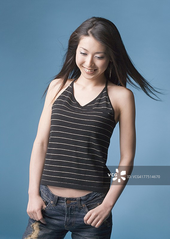 笑容甜美的长发女人图片素材