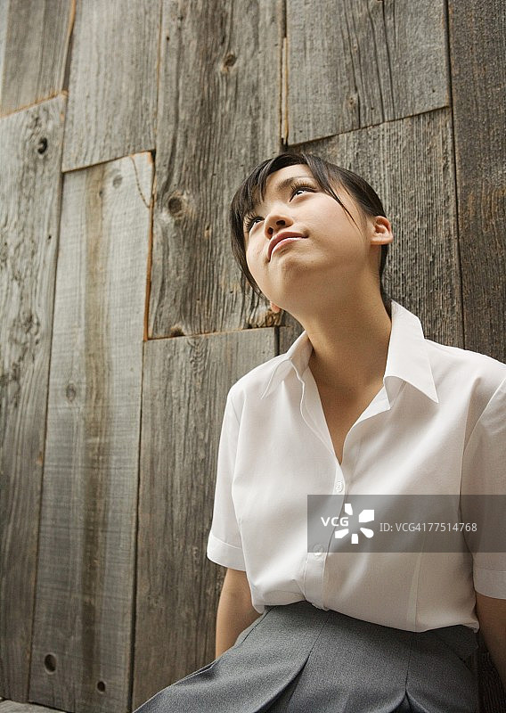 抬头看向上方的女学生图片素材