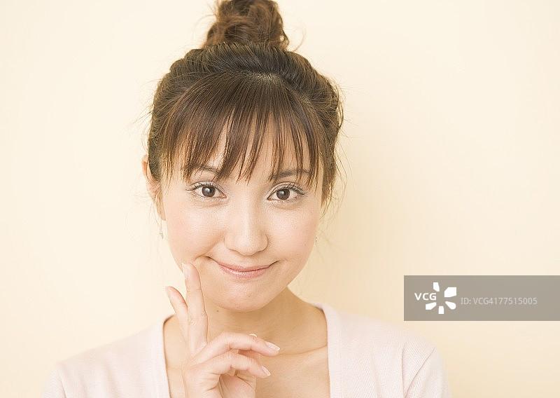 做着“V”字手势的女人图片素材