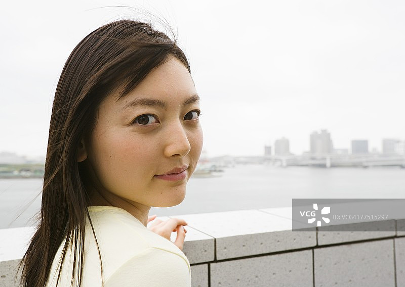 回头看的年轻女人图片素材