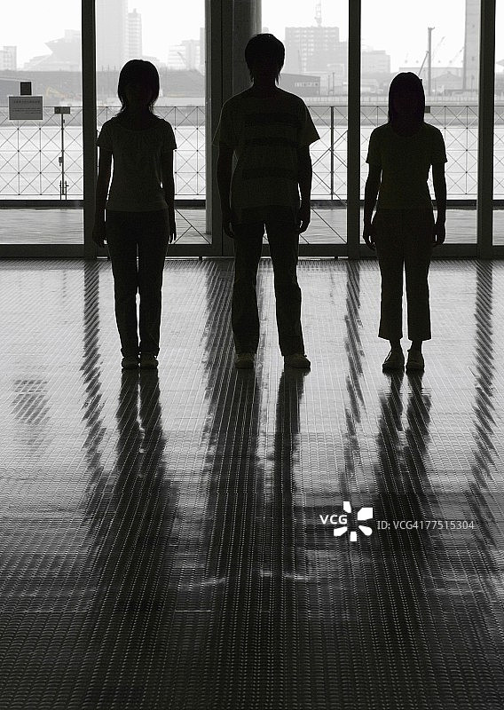 三个年轻人的轮廓剪影图片素材