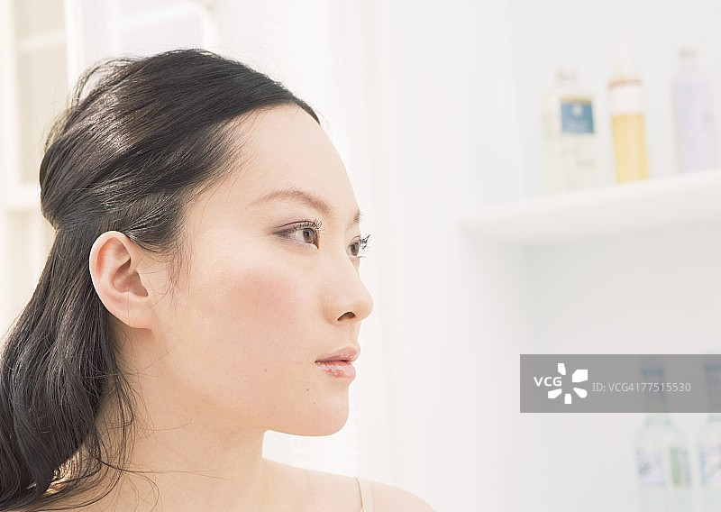 身穿金色连衣裙的女人图片素材