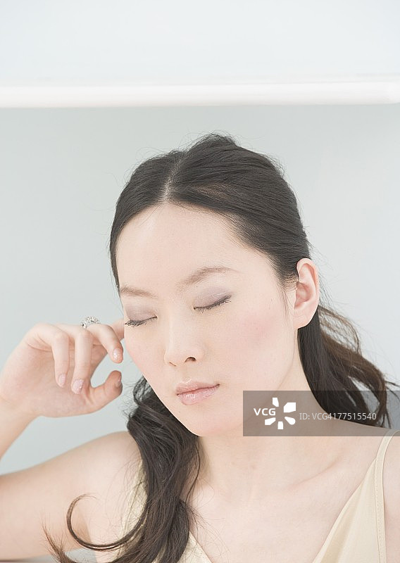 闭着眼睛的女人图片素材