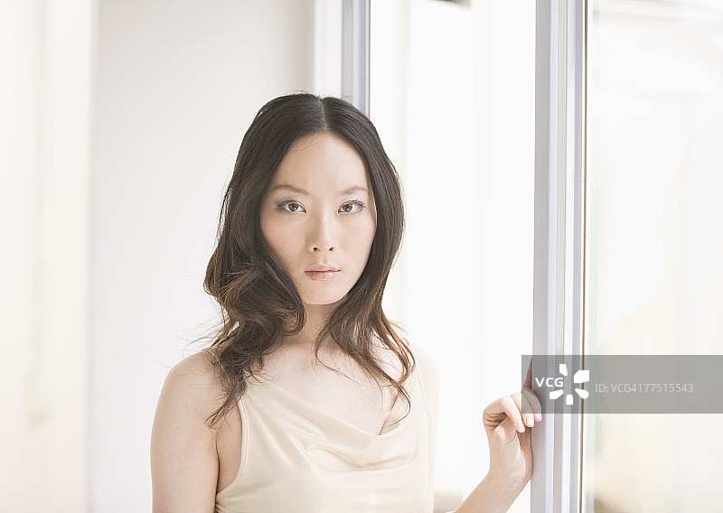 窗边的女人图片素材