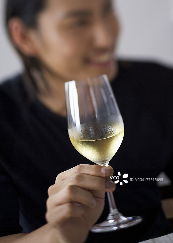 男人手持一杯白葡萄酒图片素材